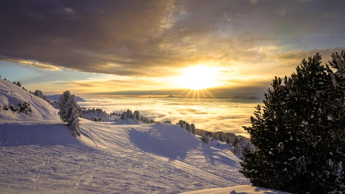 Coucher de soleil depuis Chamrousse sur une mer de nuages dorée – photographie de Gaëtan Michel