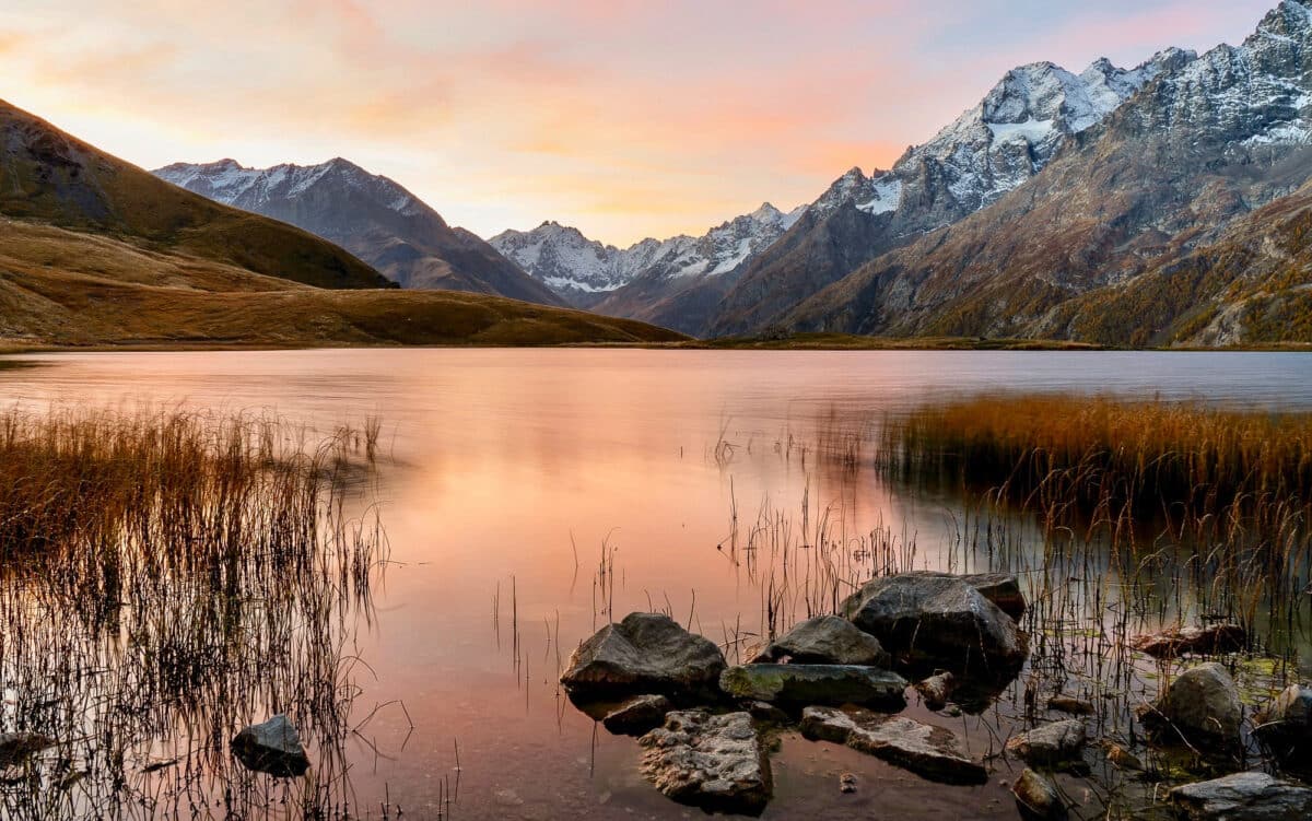 Lever du jour sur le Lac du Pontet avec vue sur le massif des Écrins, paysages alpins et lumières matinales - Vente de photos par Gaëtan Michel