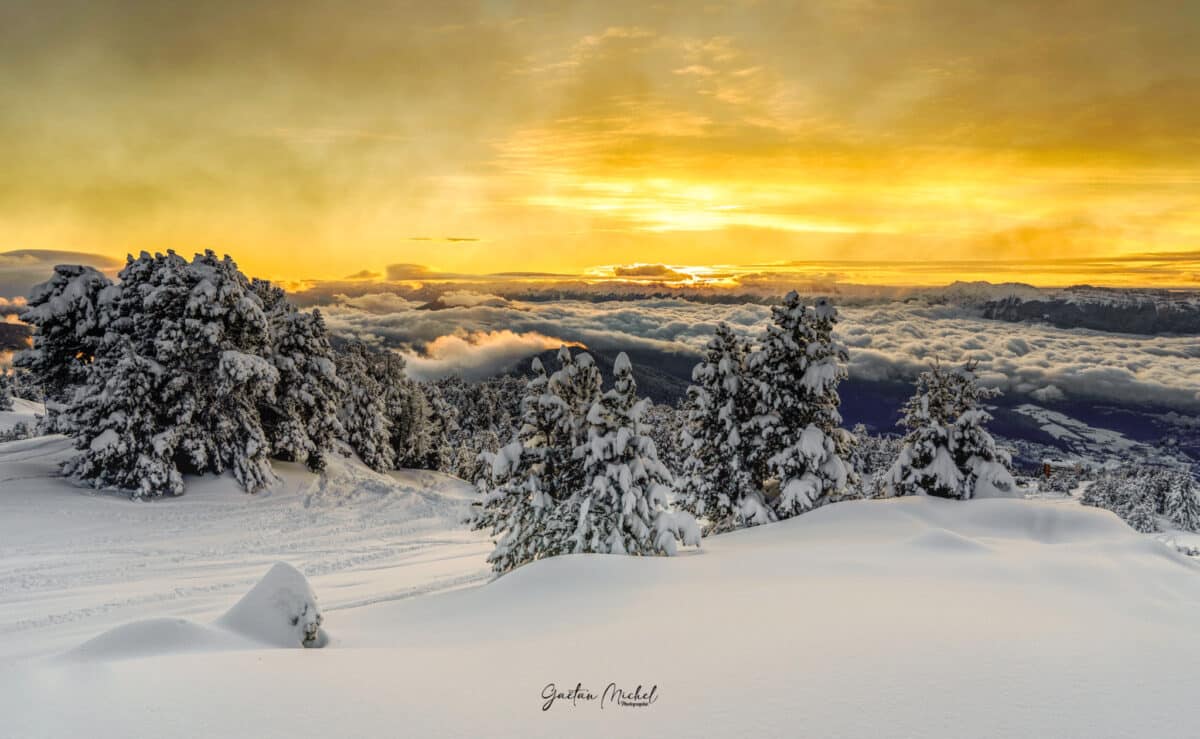 Coucher de soleil à Chamrousse, Alpes, lumières dorées et paysages montagneux - Vente de photos par Gaëtan Michel