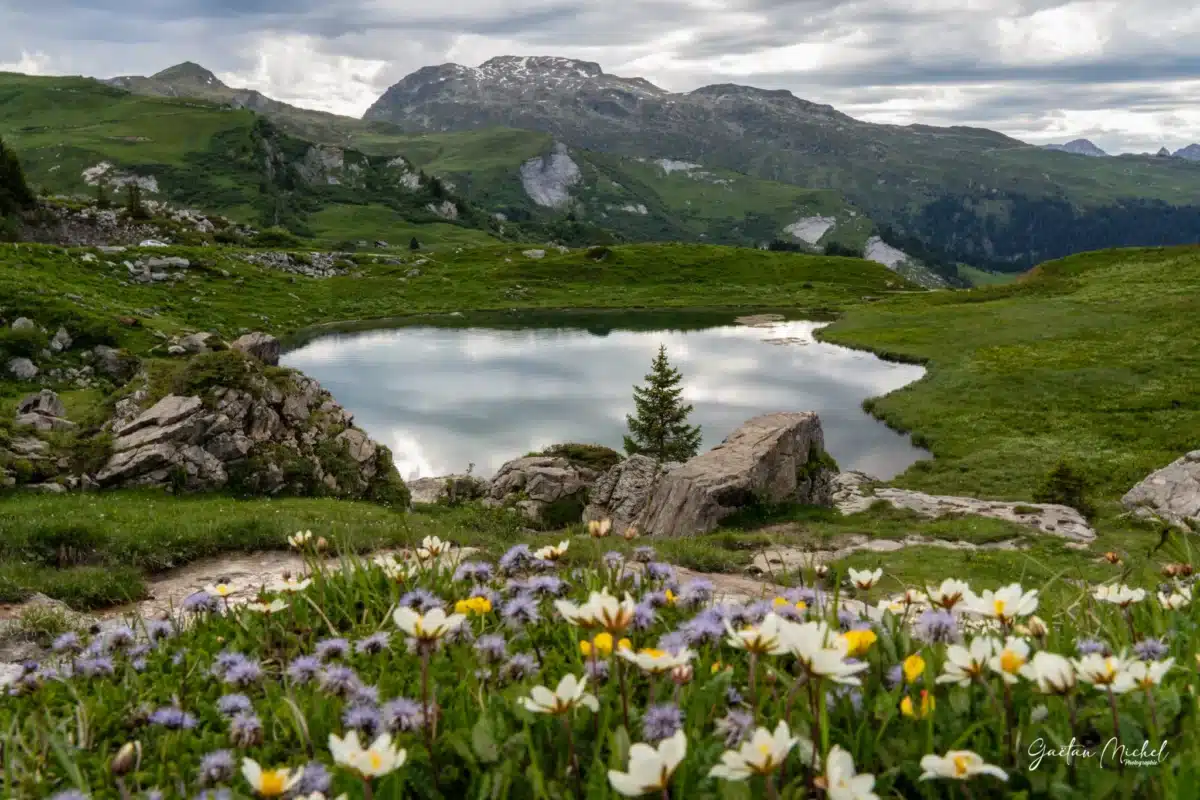 Lac des Fées dans le Beaufortain avec paysage alpin et eau calme en montagne