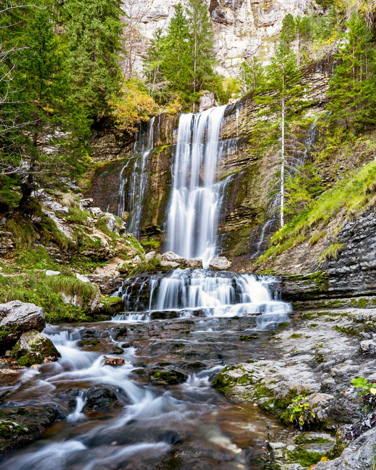 Grande cascade du cirque de Saint-Même en Chartreuse, paysage alpin en format portrait, photo à vendre en tirage d'art