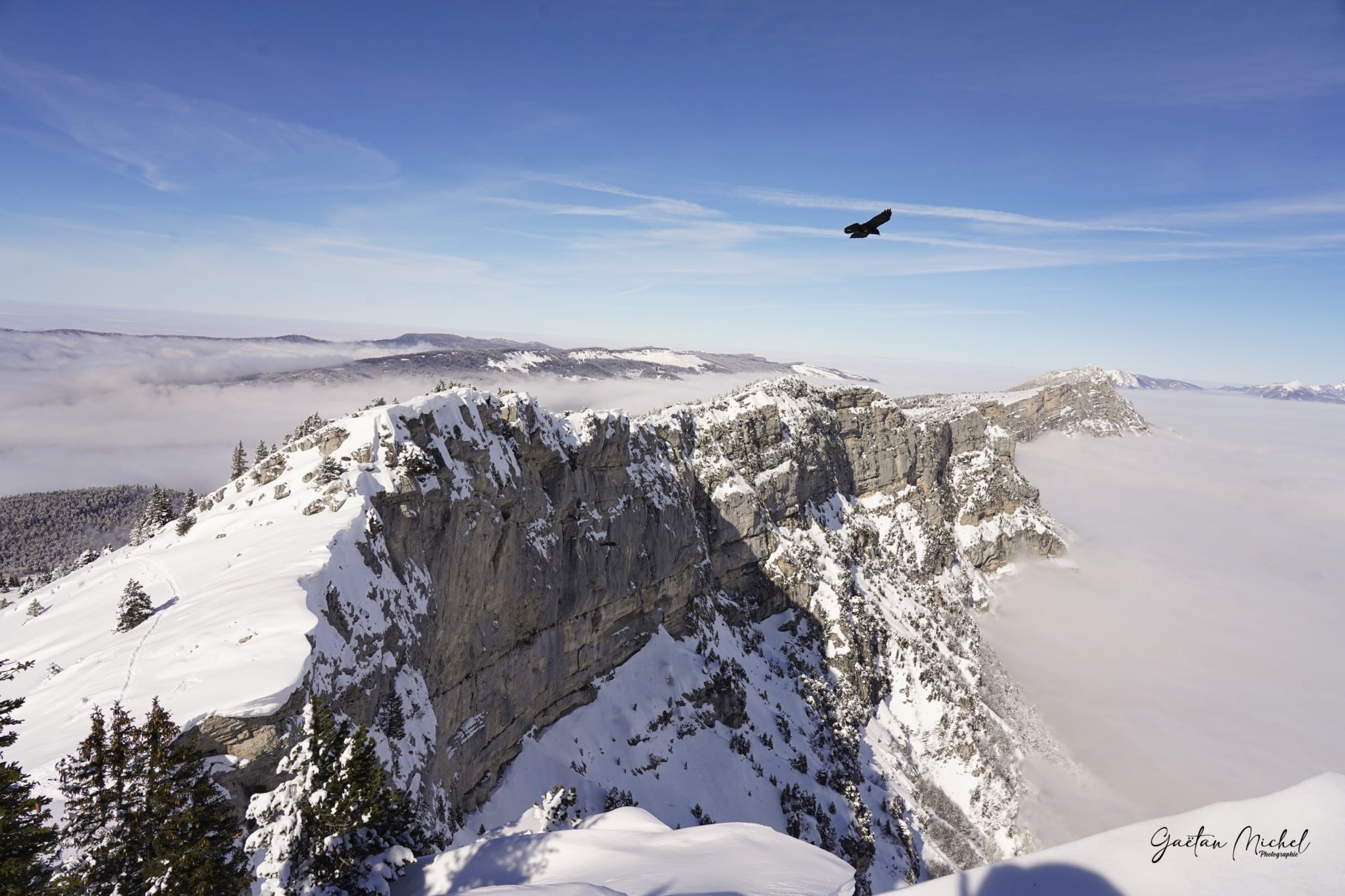 Mer de nuages sur la barrière orientale du Vercors. Photo de montagne spectaculaire avec ambiance alpine idéale pour une décoration murale apaisante. vercors-mer-de-nuages