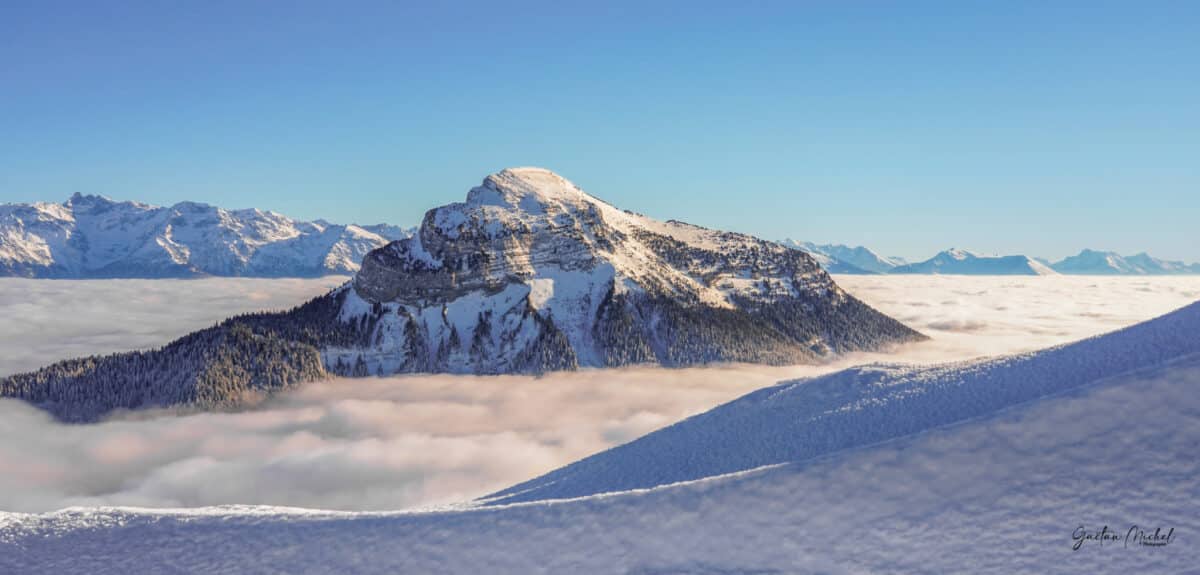 Chamechaude se prend pour une île au lieu de la mer de nuages. Face au Grand Pic de Belledonne, paysage alpin depuis le Charmant Som, photo à vendre en tirage d'art