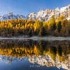 Automne en reflet dans le Lac Miroir, paysages alpins colorés - Photo par Gaëtan Michel