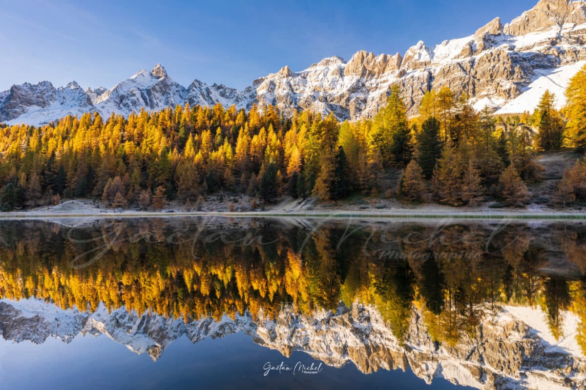 Automne en reflet dans le Lac Miroir, paysages alpins colorés - Photo par Gaëtan Michel
