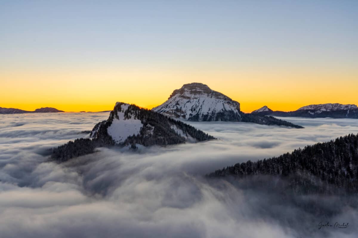 Ambiance magique d’un coucher de soleil sur une mer de nuages en Chartreuse, Alpes