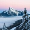 Le Grand Som émergent d’une mer de nuages, sous un ciel rose et une fine couche de neige fraîche, au petit matin en Chartreuse. Le Grand Som en Chartreuse au lever du jour, neige fraîche, ciel rose et mer de nuages, photo à vendre en tirage d'art