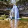 Cascade du Pain de Sucre avec formation en tuf calcaire et eau en écoulement dans l’Ain