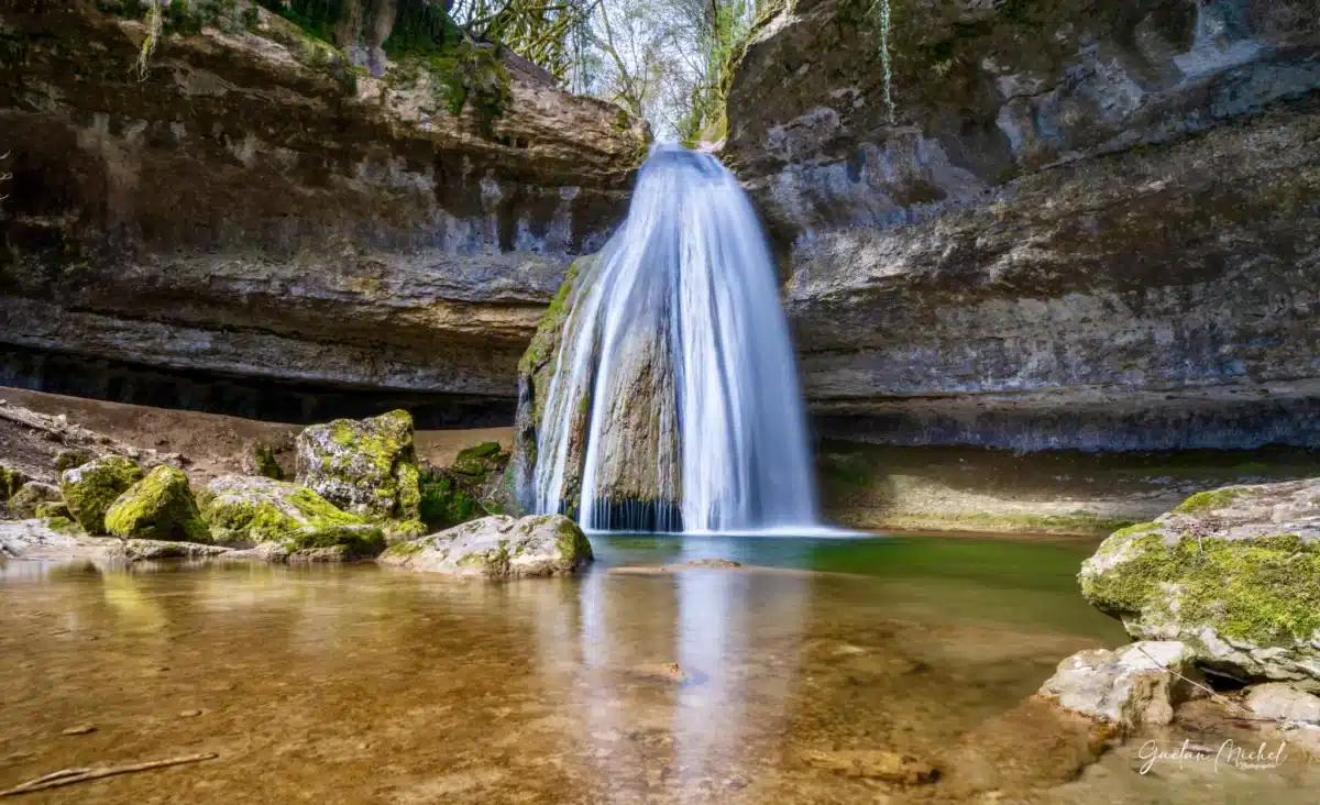 Cascade du Pain de Sucre avec formation en tuf calcaire et eau en écoulement dans l’Ain