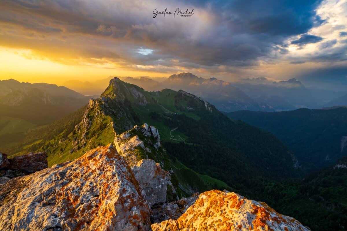 Dernières lueurs sur le massif des Bauges, paysages alpins au coucher de soleil - Vente de photos par Gaëtan Michel
