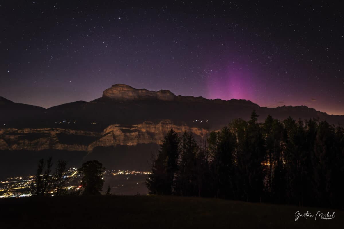 Aurore boréale au-dessus de la Dent de Crolles, paysages alpins nocturnes et magiques - Vente de photos par Gaëtan Michel