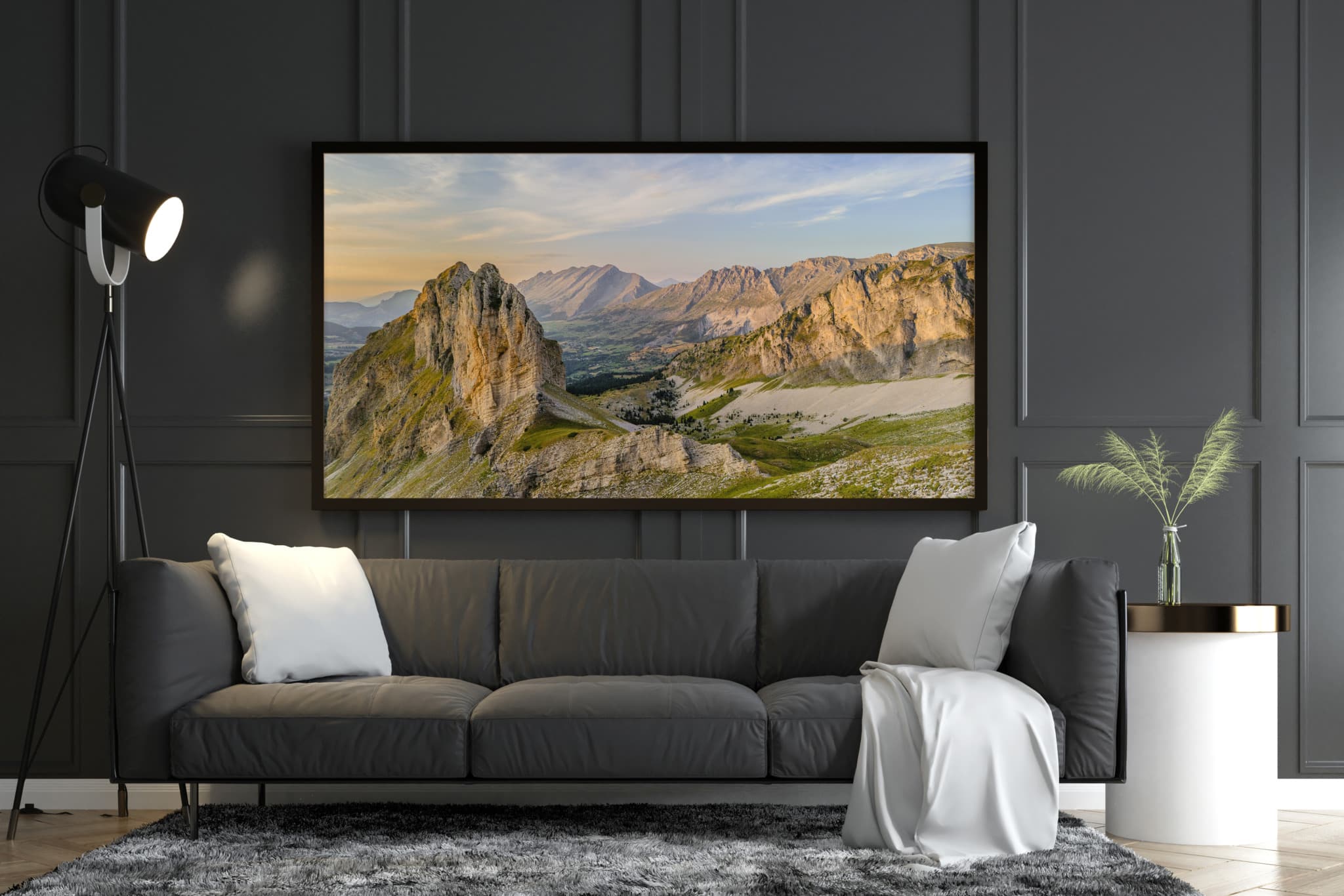 Lumière douce dans le massif du Dévoluy, un soir d'été dans le secteur de la Crête d'Âne. Un joli massif montagneux à cheval entre les Alpes du Sud et les Alpes du Nord. Photo de montagne, Photo du massif du Dévoluy, Photo des Hautes Alpes