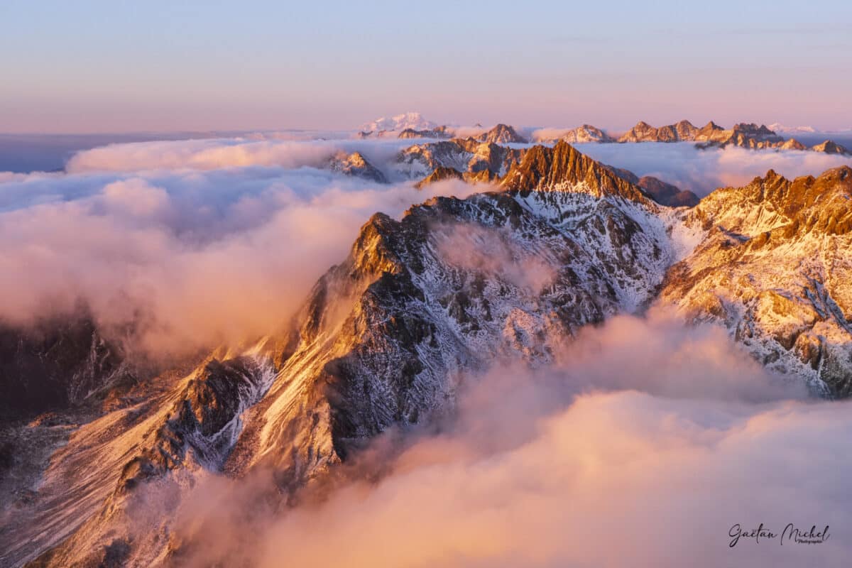Coucher de soleil sur Belledonne avec mer de nuages, lumière dorée - Photo de paysage par Gaëtan Michel