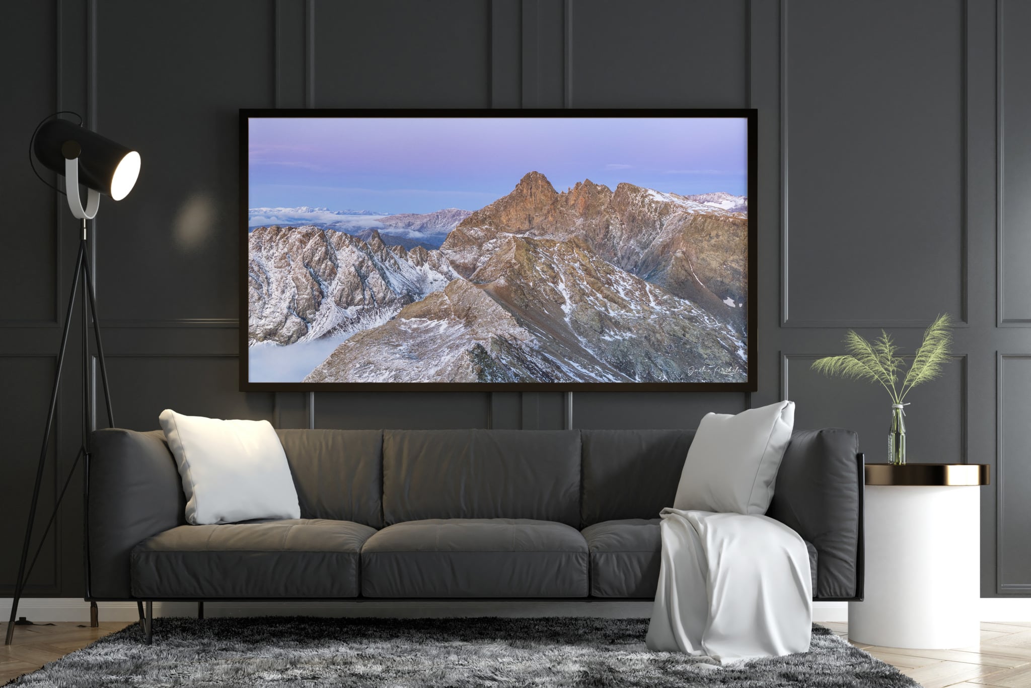 Jolie vue sur le Grand Pic de Belledonne à l'heure bleue. Ce sommet d'une altitude de 2977 mètre est le point culminant de la chaine de Belledonne qui domine la vallée du Grésivaudan tout près de Grenoble. Photo de montagne en Isère