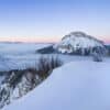 Chamechaude au-dessus d'une mer de nuages, au lever du jour, paysage alpin spectaculaire - Photo par Gaëtan Michel