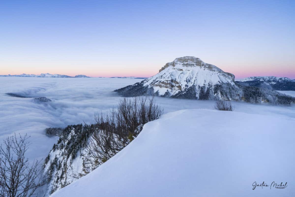 Chamechaude au-dessus d'une mer de nuages, au lever du jour, paysage alpin spectaculaire - Photo par Gaëtan Michel