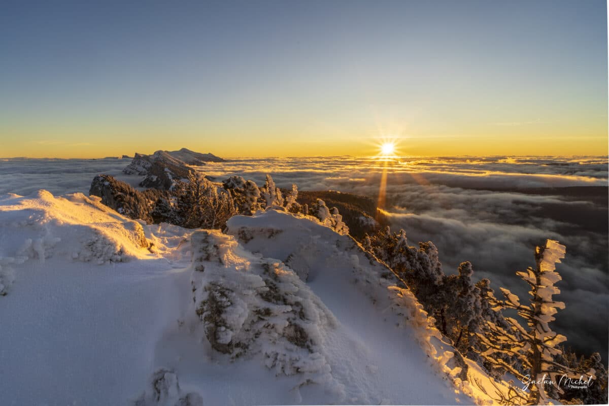 Coucher de soleil depuis le Moucherotte dans le Vercors, paysages alpins dorés - Photo par Gaëtan Michel