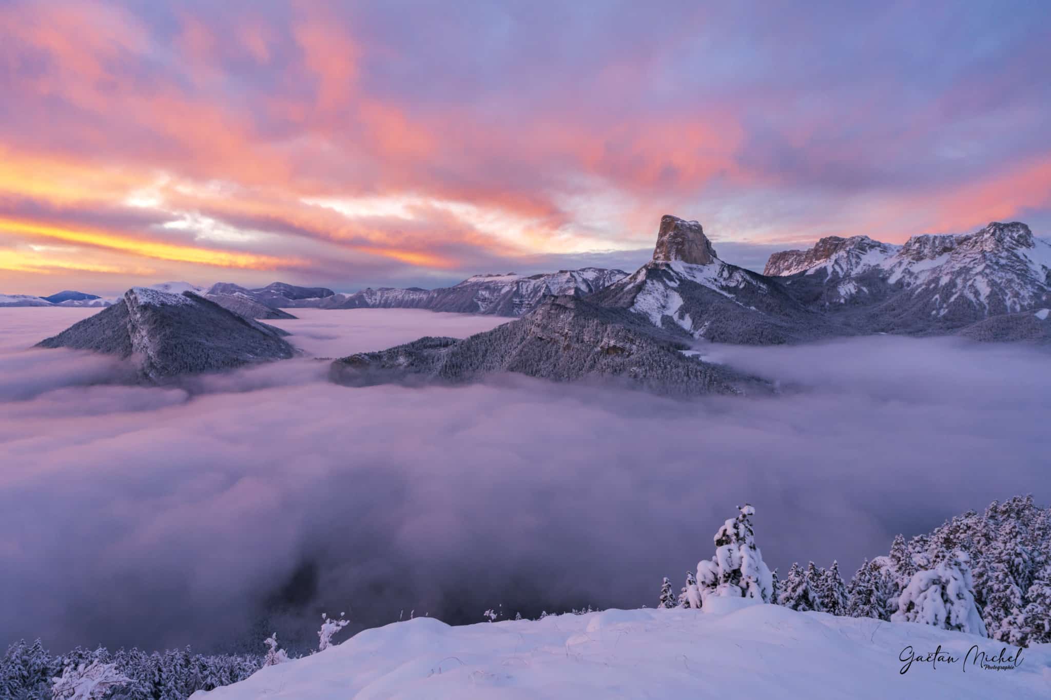 Mont Aiguille sous un ciel de feu au coucher de soleil dans le Vercors. Photo de montagne spectaculaire idéale pour une décoration murale chaleureuse. mont-aiguille-lever-soleil