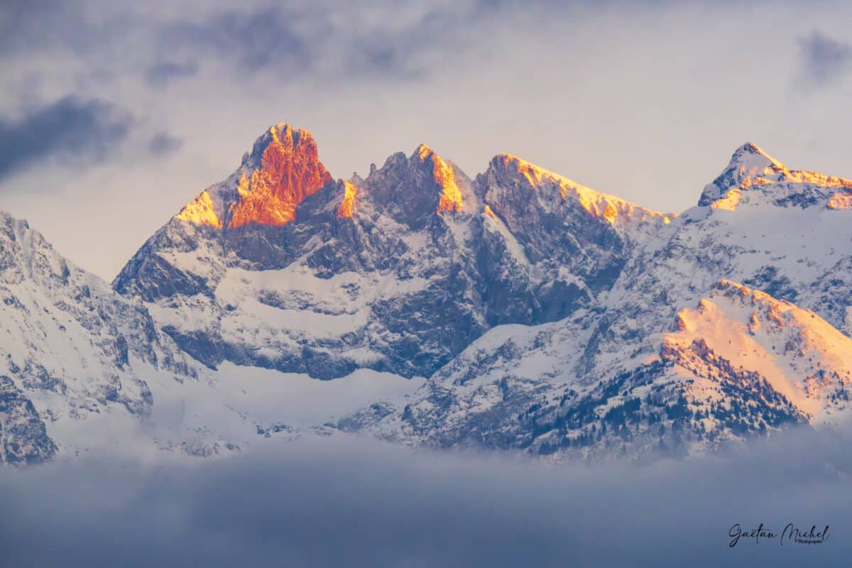 Dernières lueurs sur le Grand Pic de Belledonne, sommet alpin en Isère - Photo de montagne par Gaëtan Michel