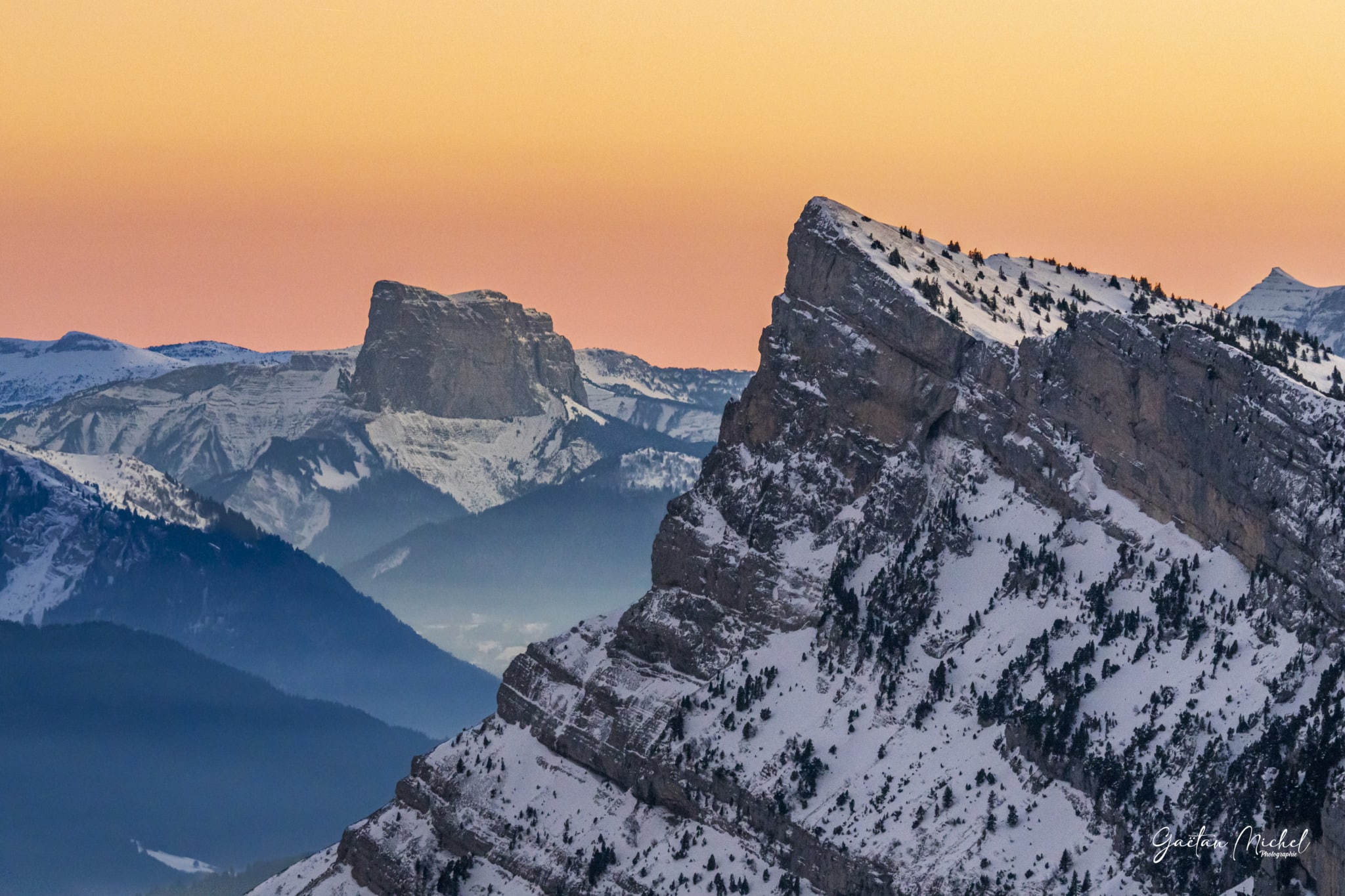 Coucher de soleil sur le Pic Saint-Michel avec vue sur le Mont Aiguille dans le Vercors. Photo de montagne idéale pour une décoration naturelle et lumineuse. pic-saint-michel-mont-aiguille-coucher-soleil