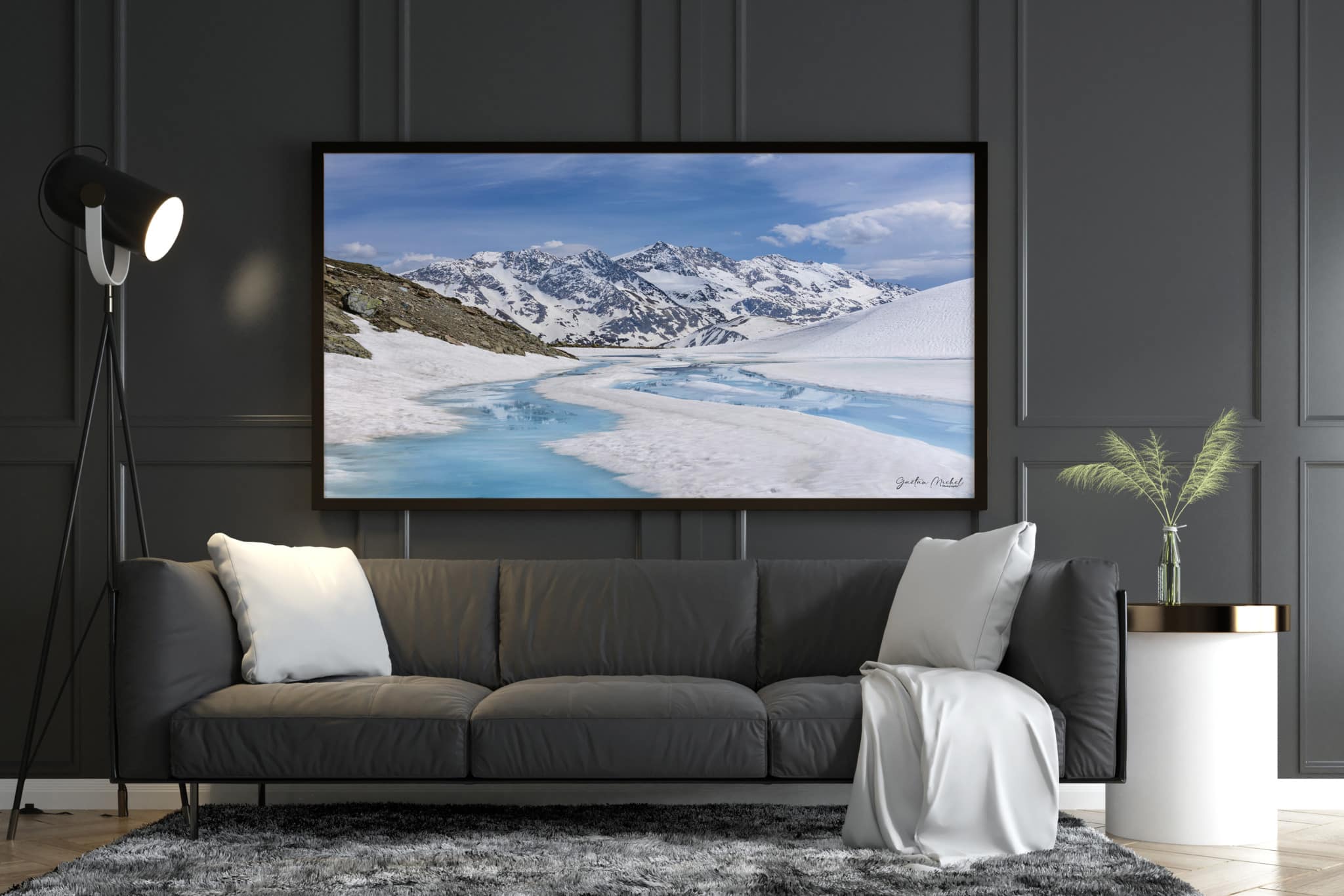 La débâcle printanière révèle les eaux turquoise d'un lac d'altitude dans le massif de Belledonne encore prisonnier des neiges. Ambiance de haute montagne dans le massif de Belledonne.