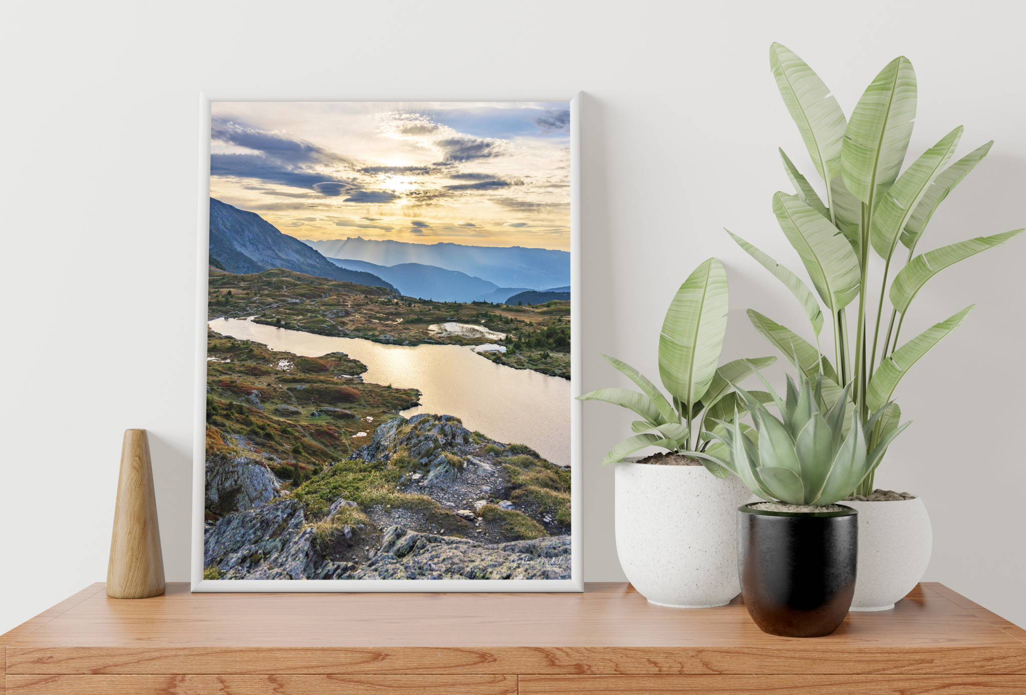Au cœur du massif du Taillefer dans le département de l'Isère , le Lac Fourchu se dévoile comme un joyau de montagne. Ses eaux miroitantes reflètent la lumière changeante du ciel alpin, entre or du couchant et nuances bleutées des reliefs. À 2 000 mètres d’altitude, ce paysage offre une atmosphère unique, à la fois sauvage et apaisante, où la nature s’étend à perte de vue. 