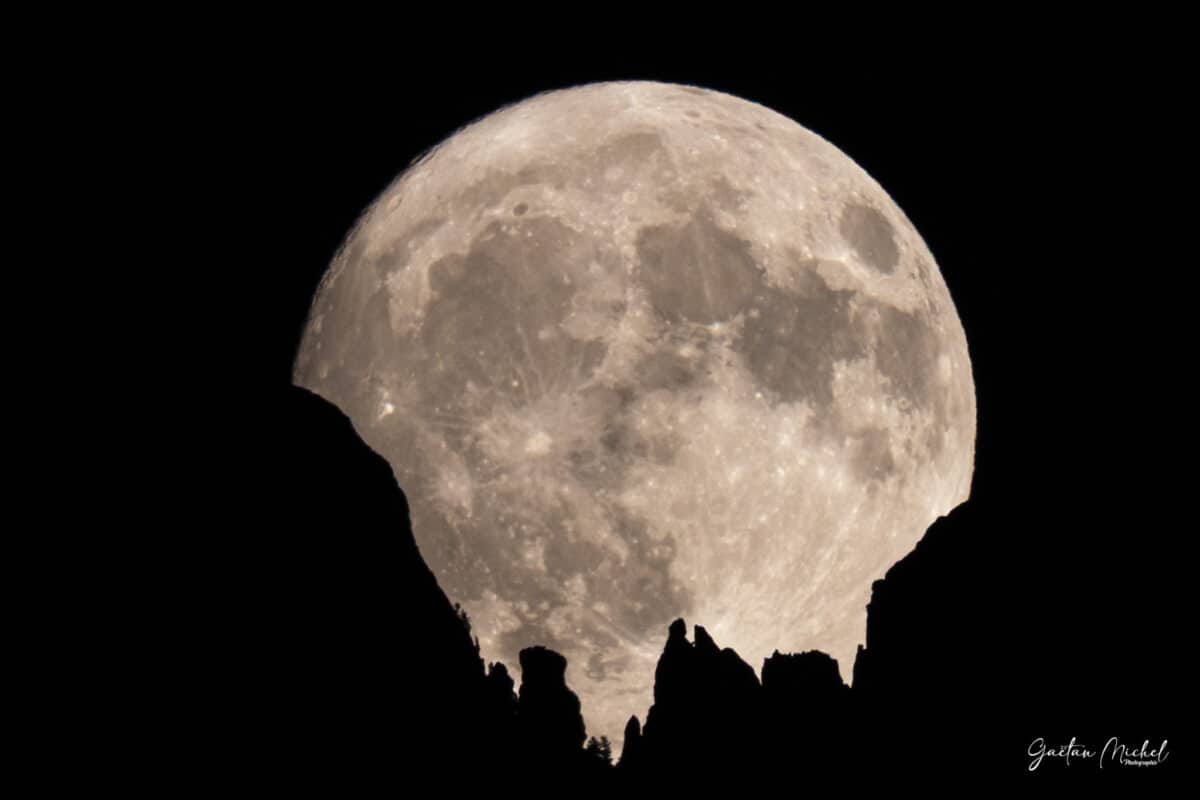 Pleine Lune se levant derrière Belledonne, lever lunaire alpin - Photo nocturne par Gaëtan Michel