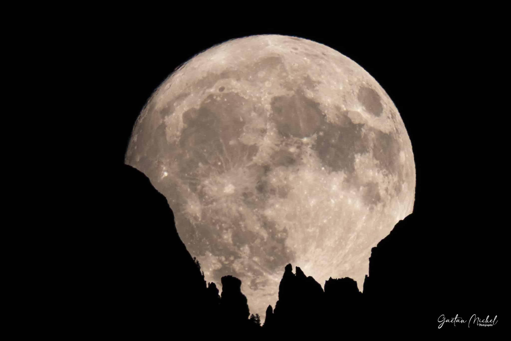 Pleine lune au-dessus du massif de Belledonne. Photo de montagne nocturne pleine-lune-belledonne
