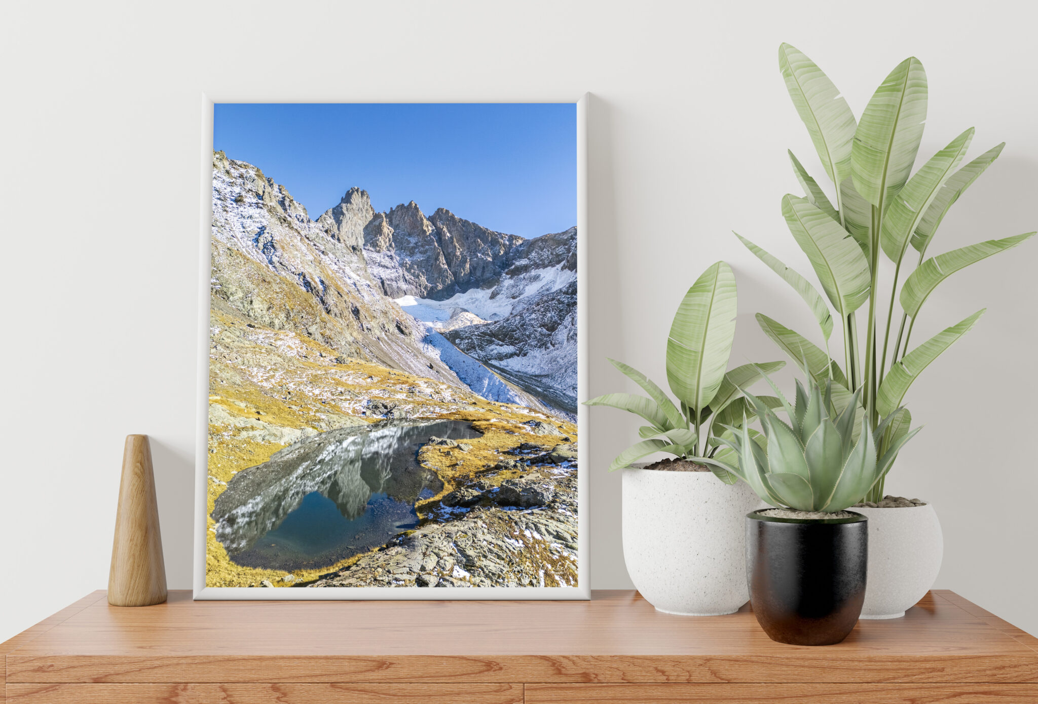 Au cœur du massif de Belledonne, le plus haut sommet se dévoile dans toute sa majesté. Le Grand Pic (2 977 m) se reflète ici dans ce petite lac d’altitude, où l’eau calme capture la pureté du ciel et la rudesse minérale des parois. Les premières neiges d’automne soulignent les reliefs et contrastent avec les teintes dorées des pelouses alpines.
Une scène éphémère, où lumière, roche et glace s’unissent dans une harmonie fragile typique des hauteurs sauvages de Belledonne. Au cœur du massif de Belledonne, le plus haut sommet se dévoile dans toute sa majesté. Le Grand Pic (2 977 m) se reflète ici dans ce petite lac d’altitude, où l’eau calme capture la pureté du ciel et la rudesse minérale des parois. Les premières neiges d’automne soulignent les reliefs et contrastent avec les teintes dorées des pelouses alpines. Une scène éphémère, où lumière, roche et glace s’unissent dans une harmonie fragile typique des hauteurs sauvages de Belledonne.