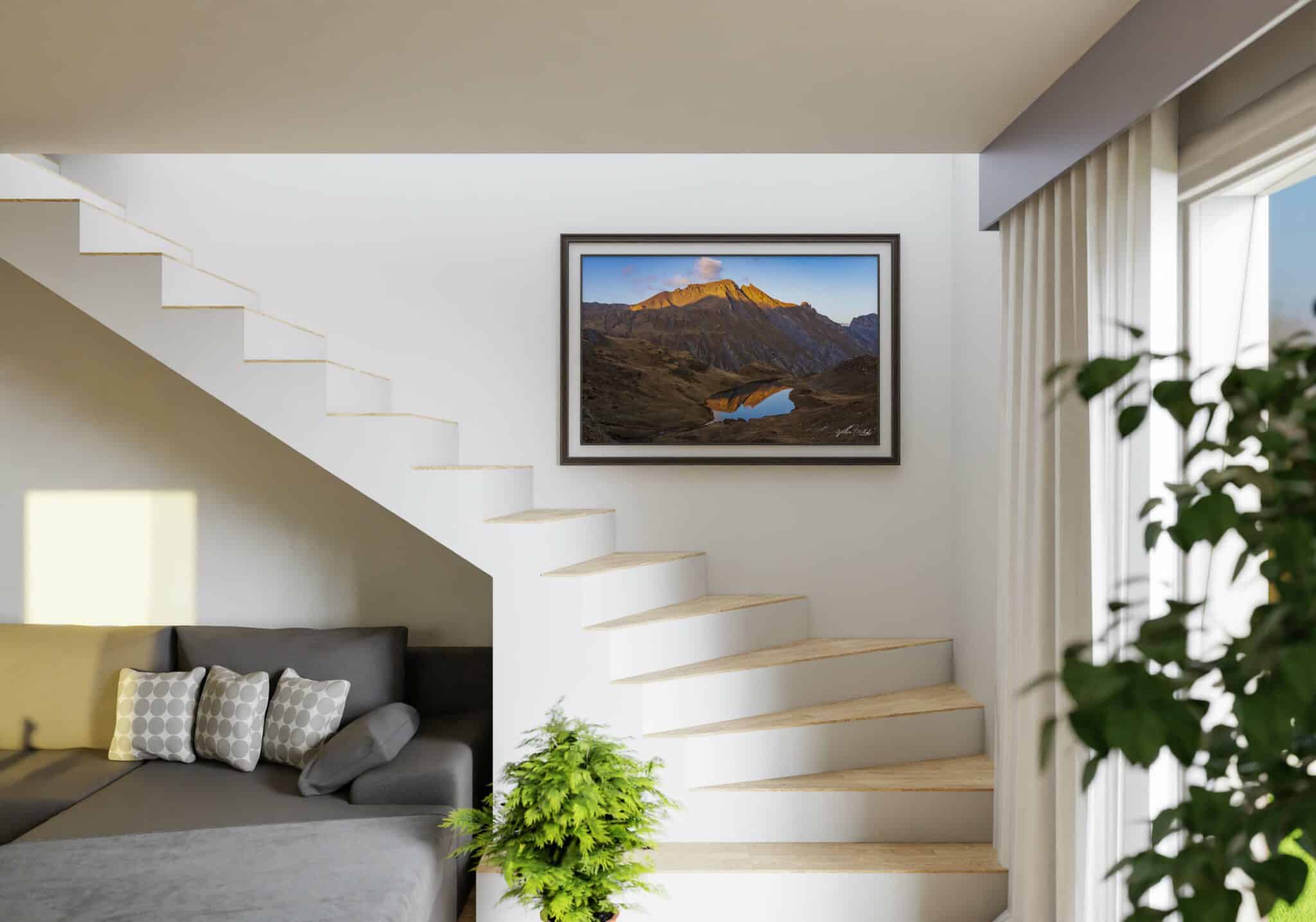 Au cœur du massif du Beaufortain, le lac d’Essola repose dans un silence presque irréel. À la tombée du jour, son eau calme devient le miroir de l’Aiguille de Terrassin, que les derniers rayons du soleil embrasent avant de disparaître derrière les crêtes. 