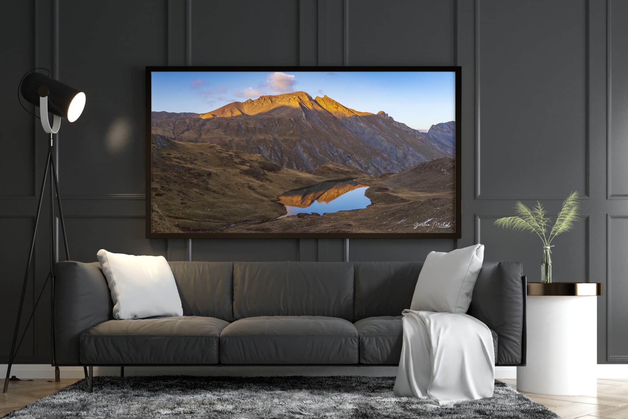 Au cœur du massif du Beaufortain, le lac d’Essola repose dans un silence presque irréel. À la tombée du jour, son eau calme devient le miroir de l’Aiguille de Terrassin, que les derniers rayons du soleil embrasent avant de disparaître derrière les crêtes. 