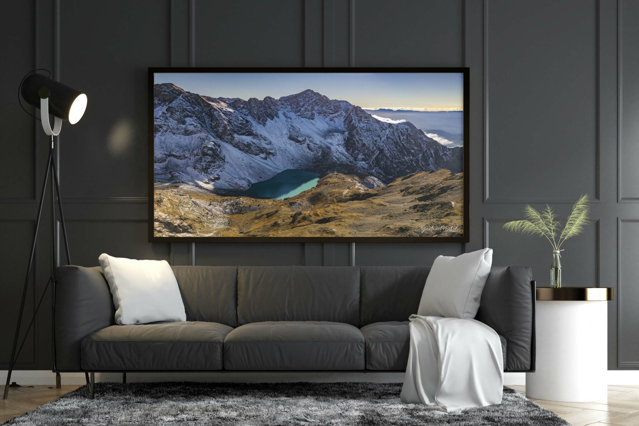 Niché au pied des parois abruptes du Grand Pic, le Lac Blanc de Belledonne dévoile ses eaux d’un bleu laiteux, nourries par les neiges éternelles. À près de 2 400 mètres d’altitude, il repose dans un cirque minéral où la lumière d’automne glisse sur les roches et révèle toute la puissance du massif. Niché au pied des parois abruptes du Grand Pic, le Lac Blanc de Belledonne dévoile ses eaux d’un bleu laiteux, nourries par les neiges éternelles. À près de 2 400 mètres d’altitude, il repose dans un cirque minéral où la lumière d’automne glisse sur les roches et révèle toute la puissance du massif.
