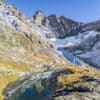 Le Grand Pic de Belledonne se reflète dans les eaux calmes d'un lac d'altitude, offrant une symétrie parfaite entre ciel et montagne. Une photographie de Gaëtan Michel, capturant la majesté des paysages alpins. Grand Pic de Belledonne et son reflet, sommets alpins et lacs d'altitude - Photo par Gaëtan Michel