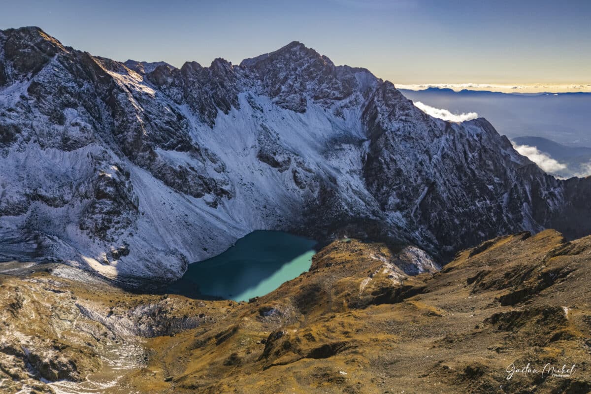Lac Blanc en Belledonne, eaux turquoise et sommets alpins - Photo de paysage par Gaëtan Michel