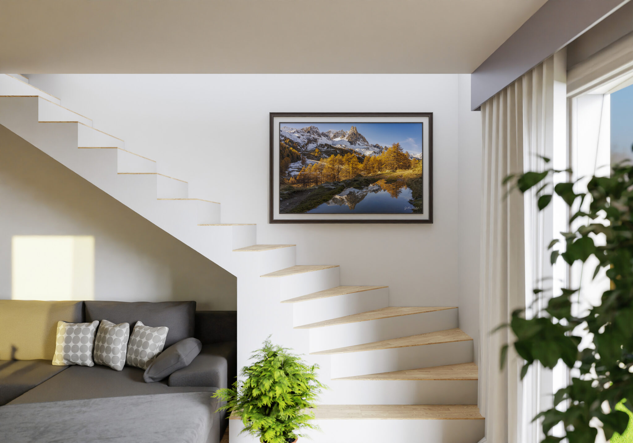 Au cœur de la vallée de la Clarée, les mélèzes en feu se mêlent aux premières neiges des sommets. Dans le calme de l’altitude, une flaque d’eau devient miroir, reflétant la silhouette acérée de la Main de Crépin sous la lumière dorée du soir.