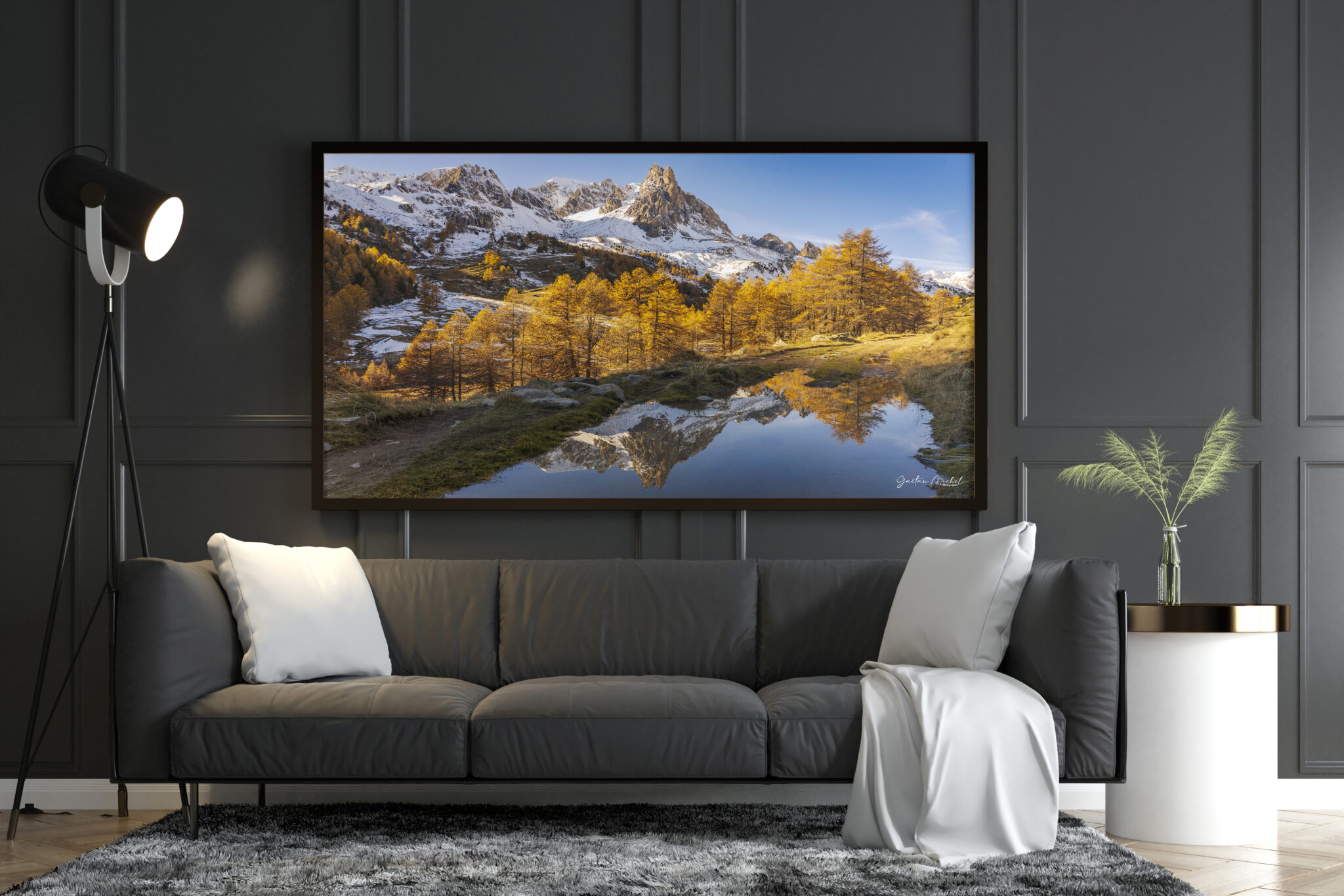 Au cœur de la vallée de la Clarée, les mélèzes en feu se mêlent aux premières neiges des sommets. Dans le calme de l’altitude, une flaque d’eau devient miroir, reflétant la silhouette acérée de la Main de Crépin sous la lumière dorée du soir.
