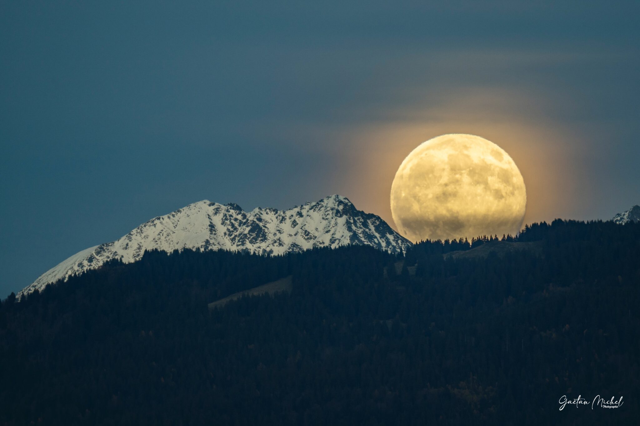 Dans le massif de Belledonne, la Super Lune du Castor s’élève aux côtés du Grand Charnier Dans le massif de Belledonne, la Super Lune du Castor s’élève aux côtés du Grand Charnier