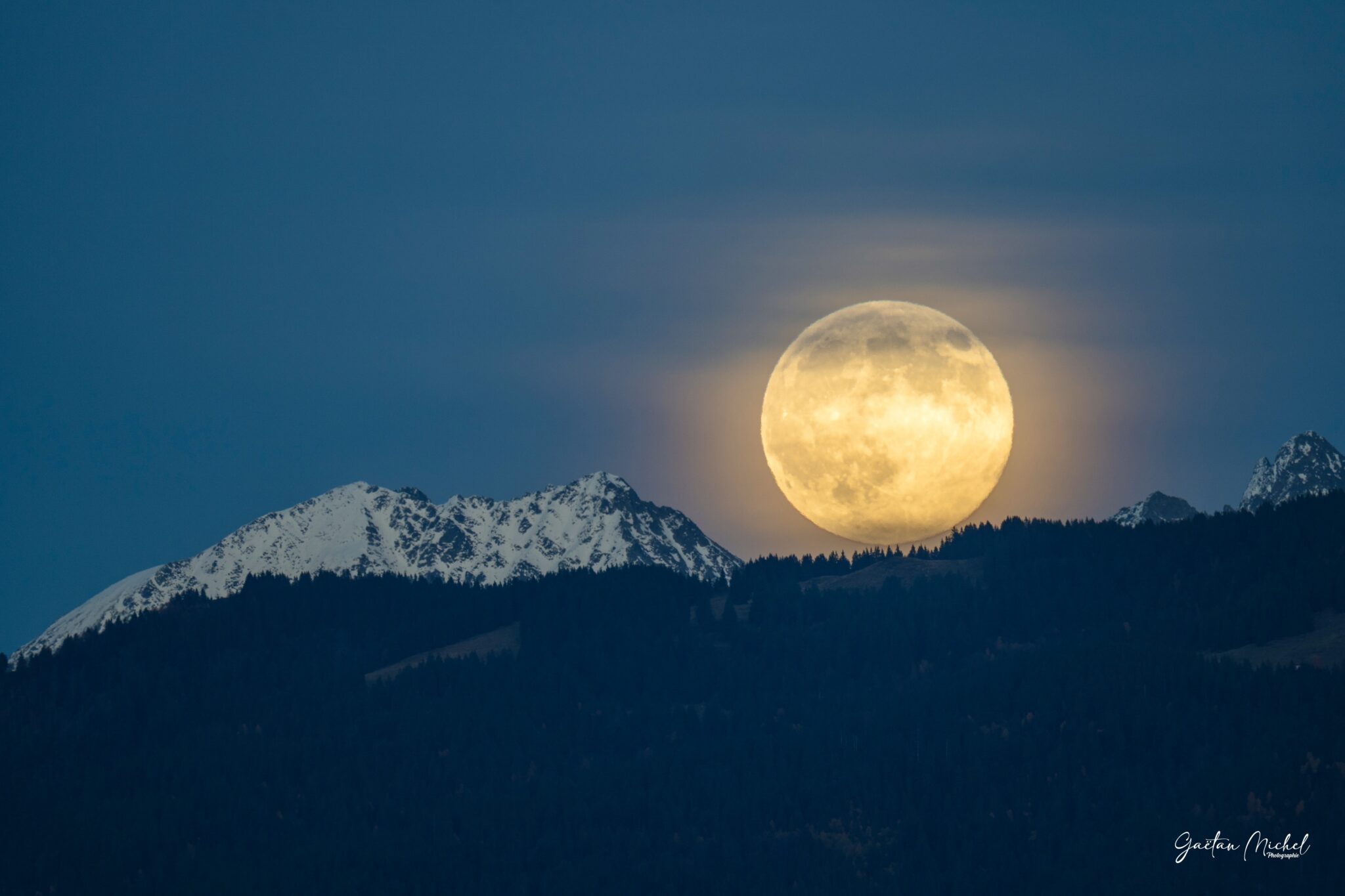 Dans le massif de Belledonne, la Super Lune du Castor s’élève aux côtés du Grand Charnier, baignant les sommets enneigés d’une lumière dorée et envoûtante. Dans le massif de Belledonne, la Super Lune du Castor s’élève aux côtés du Grand Charnier, baignant les sommets enneigés d’une lumière dorée et envoûtante.