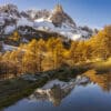 Vallée de la Clarée en automne, mélèzes dorés et reflets - Photo de paysage par Gaëtan Michel