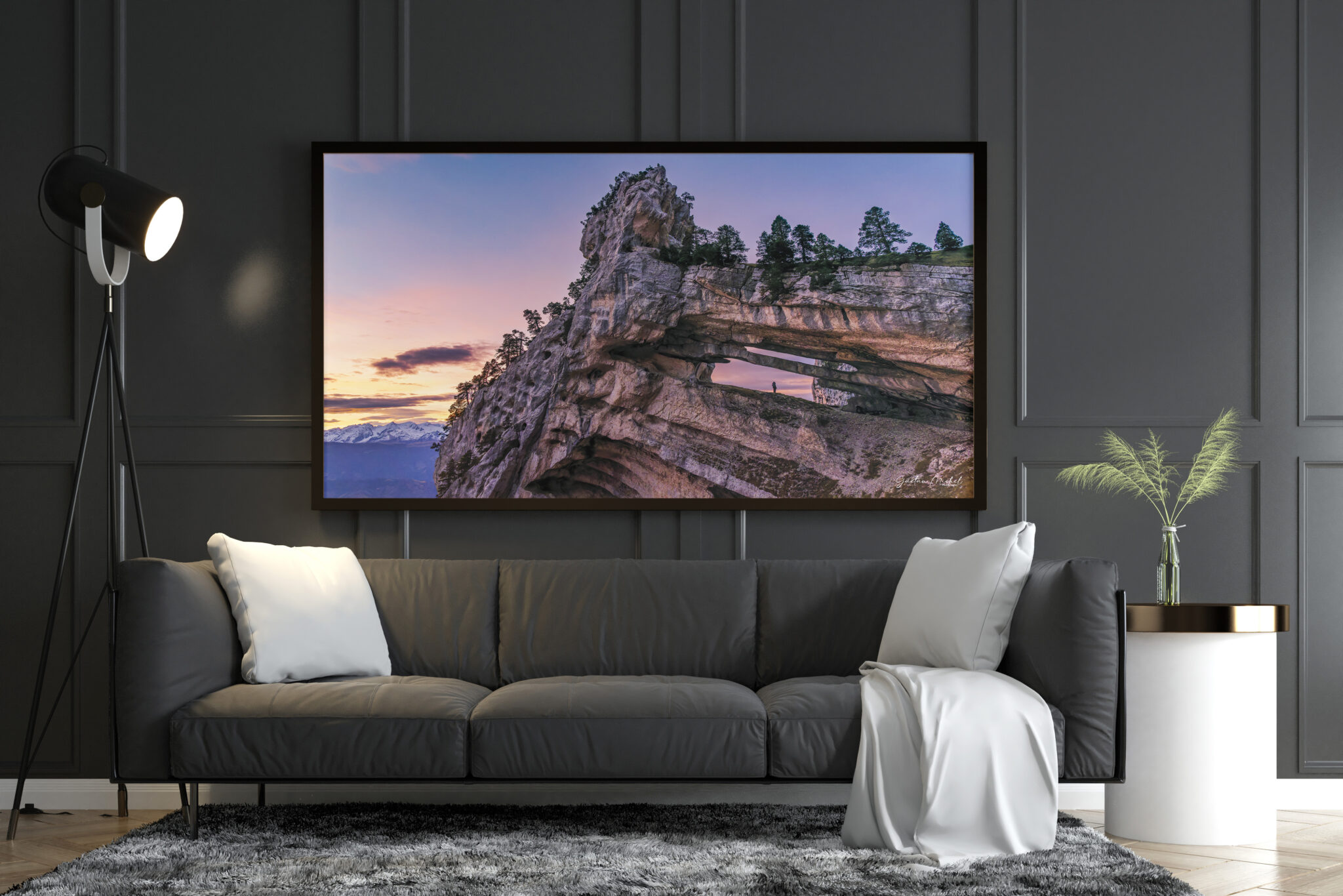 Cette photographie met en valeur une spectaculaire double arche rocheuse naturelle, sublimée par les couleurs douces d’un lever de soleil alpin. La composition révèle la grandeur des falaises calcaires, la silhouette d’un randonneur et une vue dégagée sur les sommets enneigés du massif de Belledonne, offrant une scène à la fois spectaculaire et apaisante. Idéale pour la décoration murale, cette photo de la Chartreuse apportera une touche de nature, de liberté et d’évasion à votre intérieur.