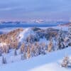 Le massif de Belledonne enneigé en hiver, offrant une vue imprenable sur les Bauges. Une photographie alpine par Gaëtan Michel, capturant la majesté des Alpes sous la neige. Massif de Belledonne enneigé en hiver avec vue sur les Bauges, paysages alpins sous la neige - Photo par Gaëtan Michel