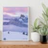 Photographie du Mont Aiguille, sommet emblématique du Vercors, capturé au lever du jour dans une ambiance hivernale exceptionnelle. Émergeant au-dessus d’une mer de nuages, ce paysage enneigé est sublimé par un ciel aux teintes pastel, offrant une atmosphère douce et spectaculaire. Photographie du Mont Aiguille, sommet emblématique du Vercors, capturé au lever du jour dans une ambiance hivernale exceptionnelle. Émergeant au-dessus d’une mer de nuages, ce paysage enneigé est sublimé par un ciel aux teintes pastel, offrant une atmosphère douce et spectaculaire.