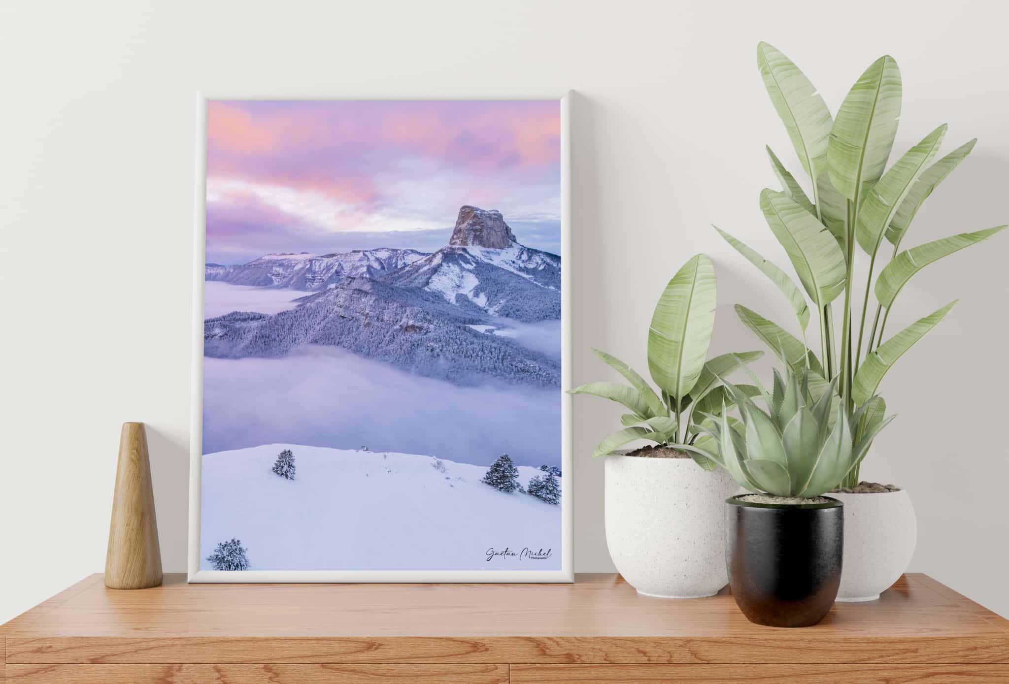 Photographie du Mont Aiguille, sommet emblématique du Vercors, capturé au lever du jour dans une ambiance hivernale exceptionnelle. Émergeant au-dessus d’une mer de nuages, ce paysage enneigé est sublimé par un ciel aux teintes pastel, offrant une atmosphère douce et spectaculaire. Photographie du Mont Aiguille, sommet emblématique du Vercors, capturé au lever du jour dans une ambiance hivernale exceptionnelle. Émergeant au-dessus d’une mer de nuages, ce paysage enneigé est sublimé par un ciel aux teintes pastel, offrant une atmosphère douce et spectaculaire.