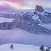 Le Mont Aiguille domine une mer de nuages à l'aube, capturé par Gaëtan Michel. Une photo alpine unique. Mont Aiguille émergent d'une mer de nuages à l'aube - Photo alpine par Gaëtan Michel