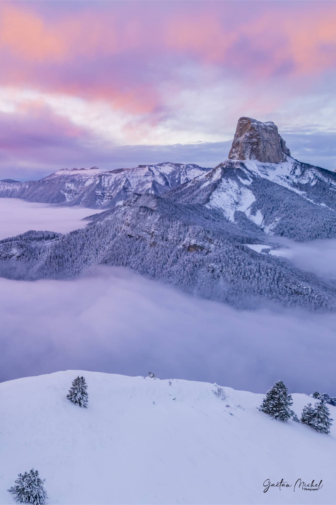 Mont Aiguille au lever du soleil avec mer de nuages et neige. Photo spectaculaire du Vercors idéale pour une décoration murale apaisante. Mont Aiguille au lever du soleil avec mer de nuages et neige. Photo spectaculaire du Vercors idéale pour une décoration murale apaisante.