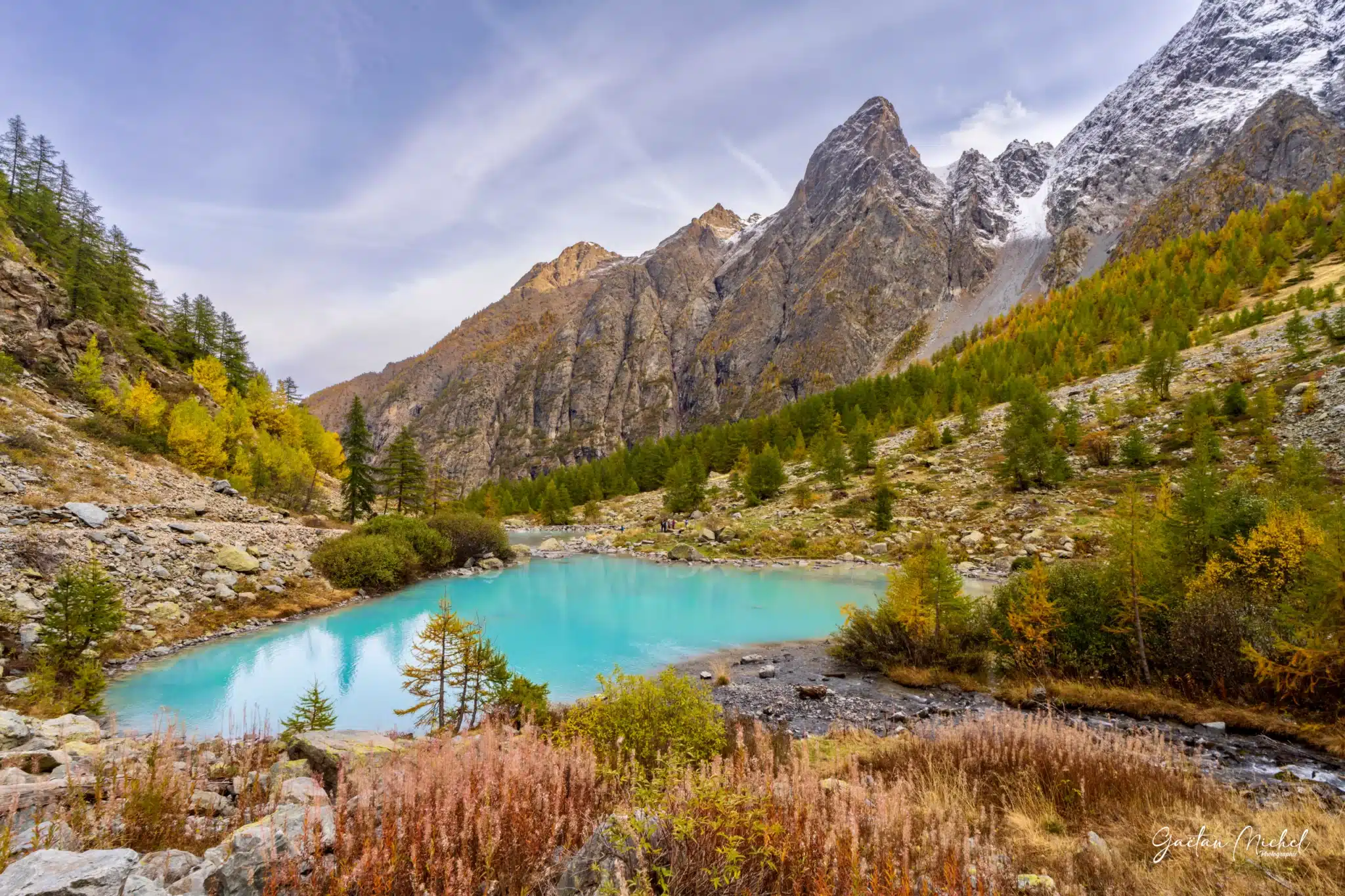 Lac de la Douche dans le massif des Écrins et ses eaux turquoise Lac de la Douche dans les Écrins, eaux turquoise et paysages alpins - Vente de photos encadrées par Gaëtan Michel