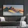 Exemple de mise en valeur : votre tirage des Aiguilles d’Arves encadré, prêt à sublimer votre intérieur. Format personnalisable – Livraison sous 10 jours. Mockup d'un tirage encadré des Aiguilles d’Arves au coucher de soleil, exposé dans un salon moderne avec canapé gris et décoration contemporaine, par Gaëtan Michel
