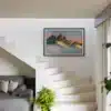 Exemple de mise en valeur : votre tirage des Aiguilles d’Arves encadré, parfait pour sublimer un espace de vie lumineux et moderne. Format personnalisable – Livraison sous 10 jours. Mockup d'un tirage encadré des Aiguilles d’Arves au coucher de soleil, exposé sur un mur d'escalier avec salon cosy et plantes vertes, par Gaëtan Michel