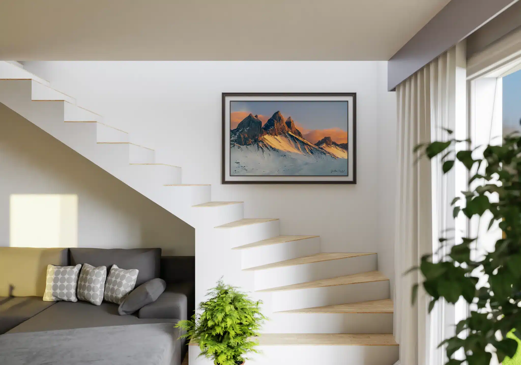 Mockup d'un tirage encadré des Aiguilles d’Arves au coucher de soleil, exposé sur un mur d'escalier avec salon cosy et plantes vertes, par Gaëtan Michel