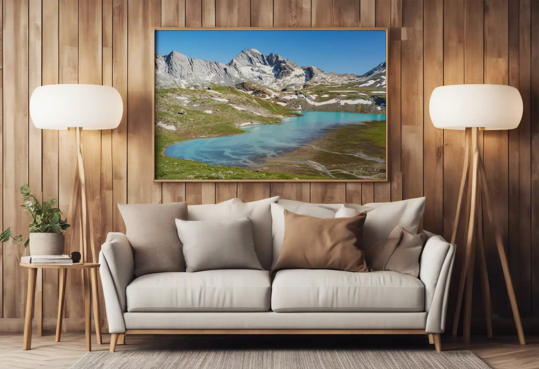 Tableau d'un lac alpin en Vanoise encadré dans un salon moderne avec lampes design - Décoration montagne par Gaëtan Michel